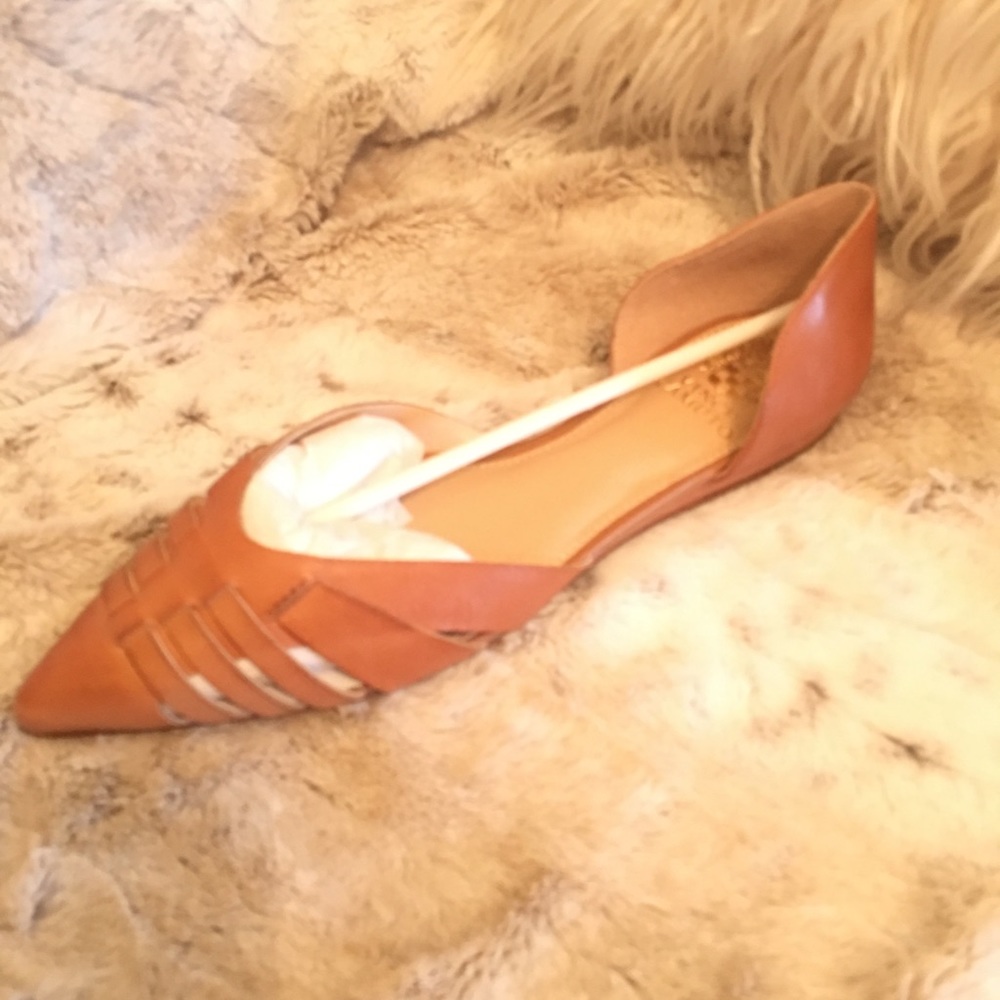 NIB 8m Vince Camuto tan leather cutout flat