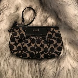 Large wrist Coach Clutch