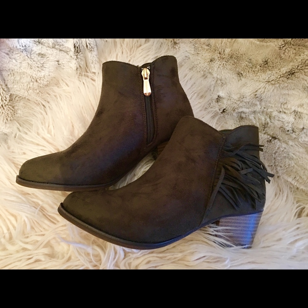 8M olive green faux suede bootie nwot