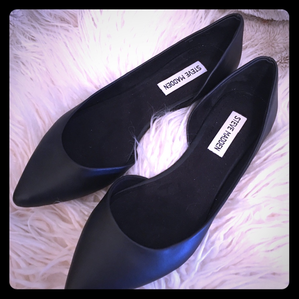 8M black Steve Madden cutout flats