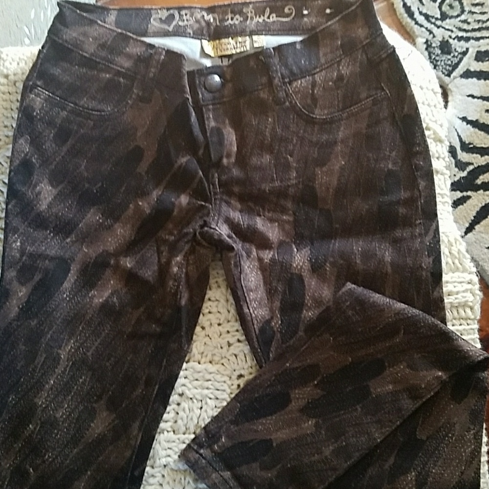 Vera Wang Brown feather design skinnies