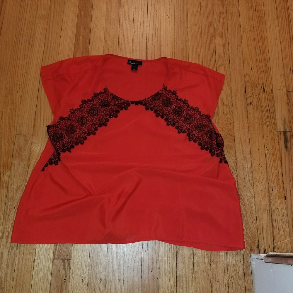 Blouse with lace design