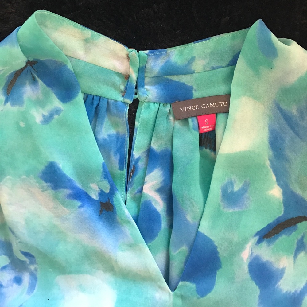 Vince Camuto small floral sleeveless blouse