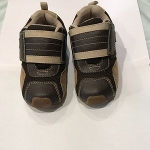 Toddler boy Pediped Brown sneakers, size 9.