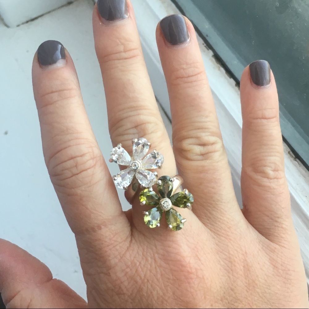 Size 6 flower ring. 925 Silver.