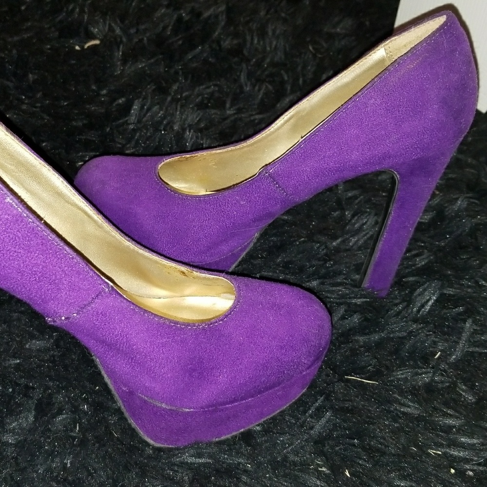 Purple pumps