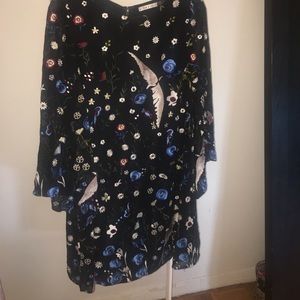 Alice+Olivia Black bell sleeve shift dress