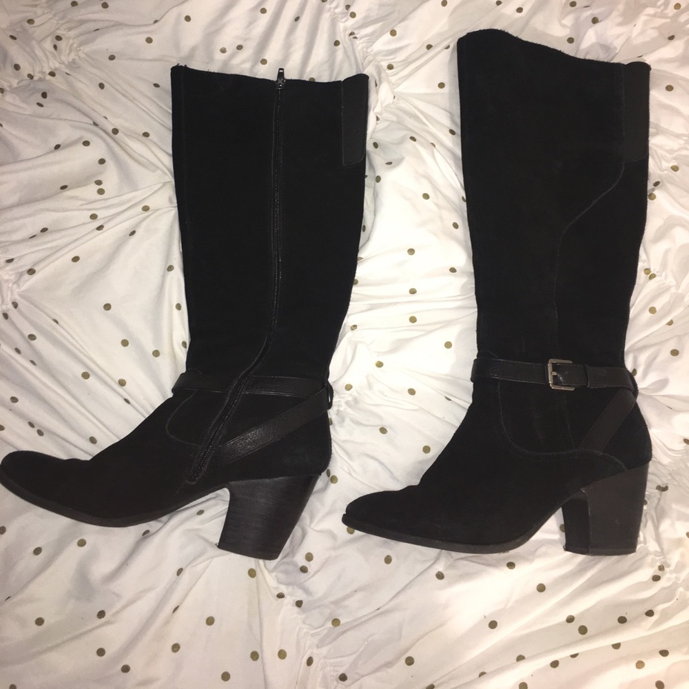 Used black suede boots with small heel