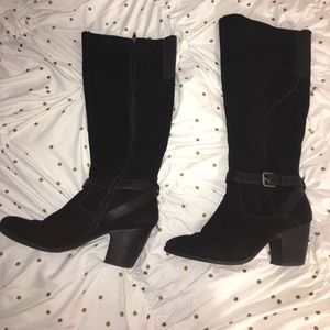 Used black suede boots with small heel