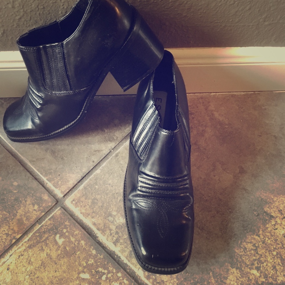 Super cute vintage western flair ankle boot