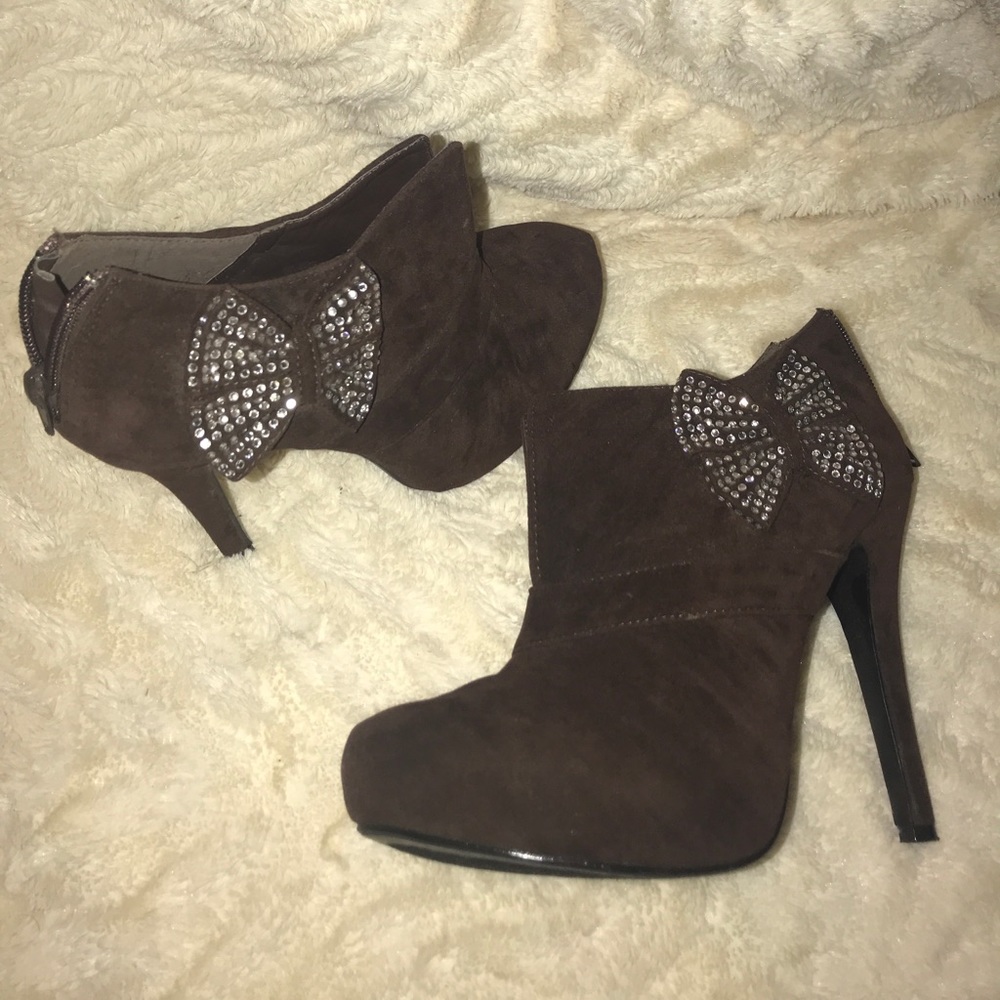 Booties with jeweled bow detail🎀