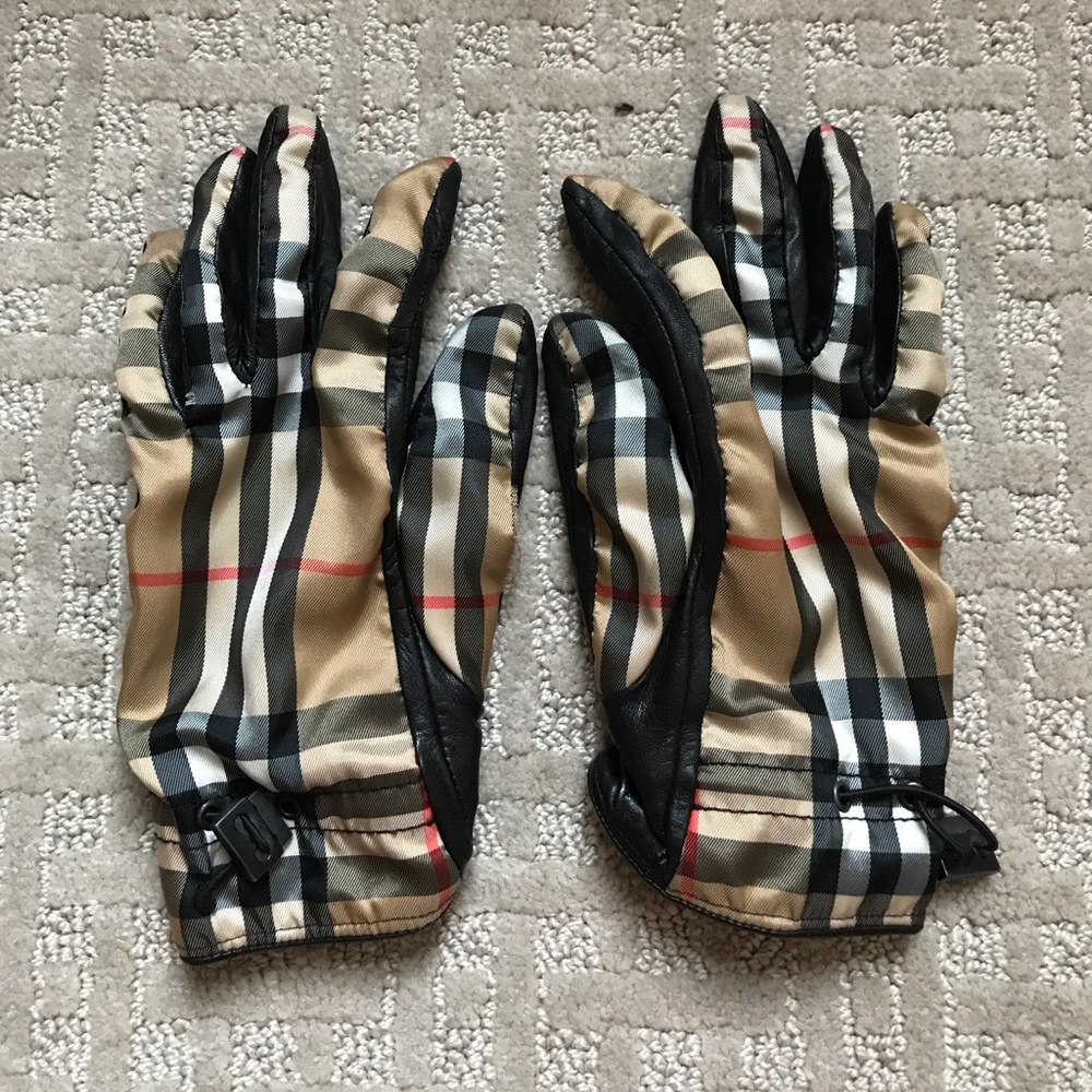 burberry ladies black leather glove, size 7.