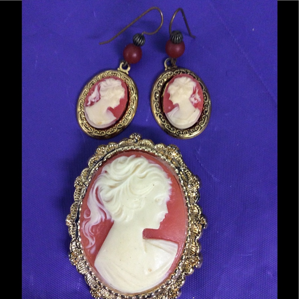 Vtg Gold Tone Cameo Brooch & French Wire Earrings