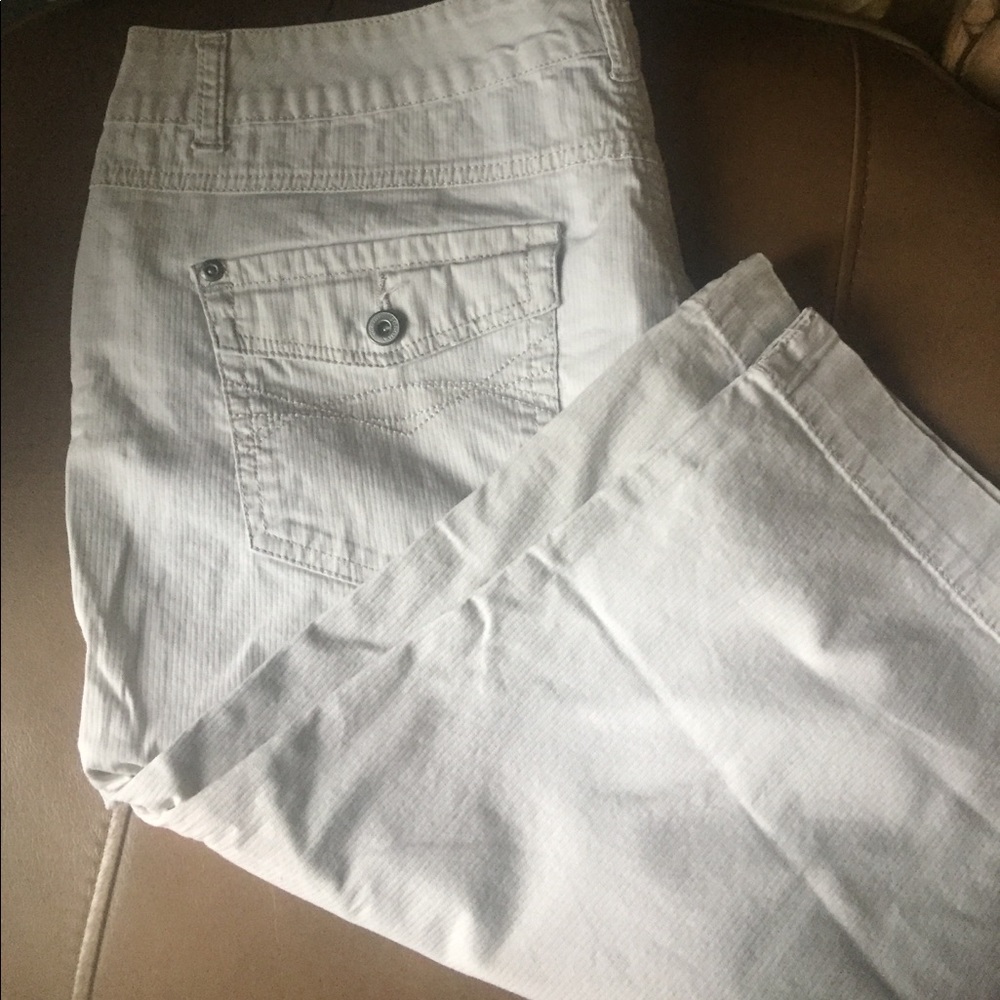 Tan capris - Picture 2 of 4