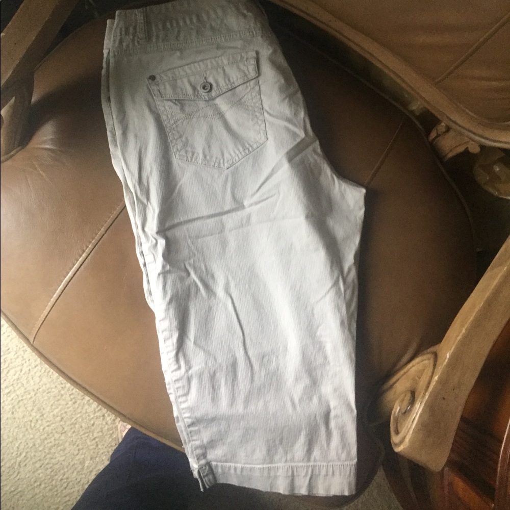 Tan capris - Picture 4 of 4