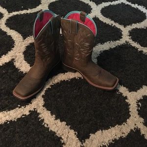 Square toe Ariat cowboy boots size 8.5
