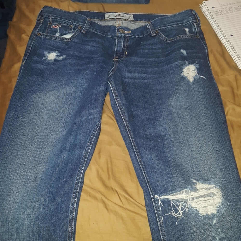 LIKE NEW▪Hollister ripped jean