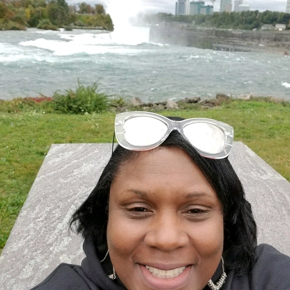 Meet your Posher, Cassandra - Picture 1 of 1