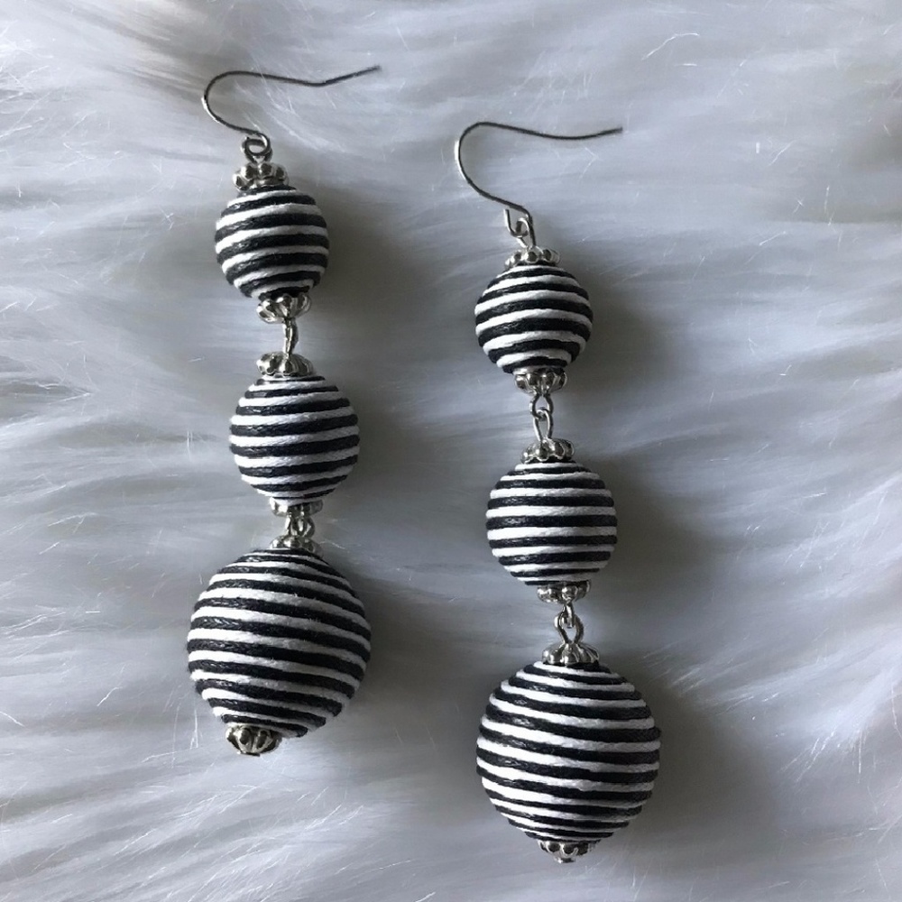 💥Statement Ball Earrings (black/white)