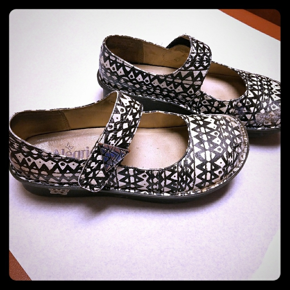 Algeria tribal print Mary Jane's. Size 7. Blk&W