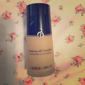 Giorgio Armani Luminous silk foundation in 5.25