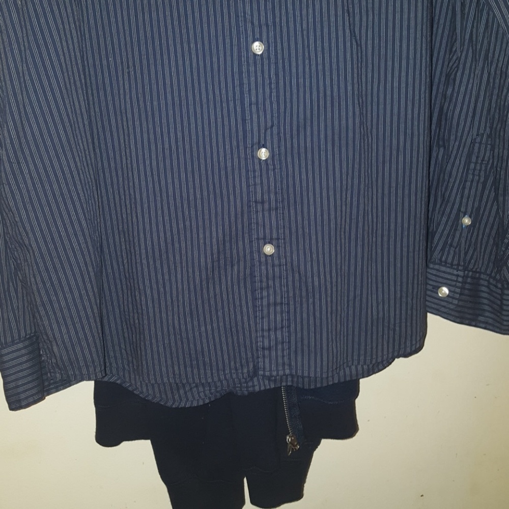 AE Men's button down. - Picture 2 of 3