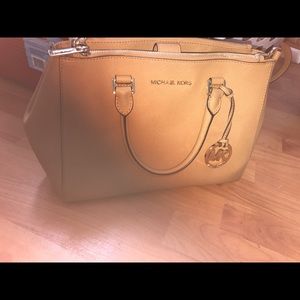 MK bag, only used a few times! Comes w/ MK cover!