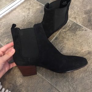 FLASH SALE Sam Edelman suede Chelsea boots