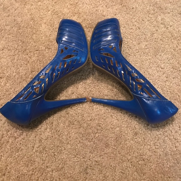 🎀 BCBG Blue High Heels 🎀 - Picture 3 of 4