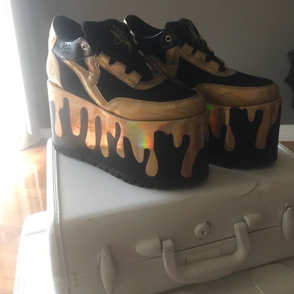 Stack tennis shoes