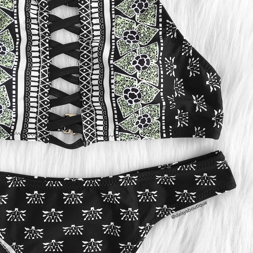 ❤️SALE❤️ black white high neck strappy bikini set - Picture 4 of 7