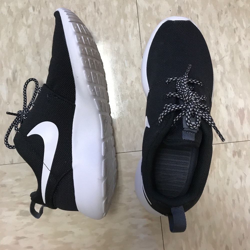 BRAND NEW NIKE ROSHE