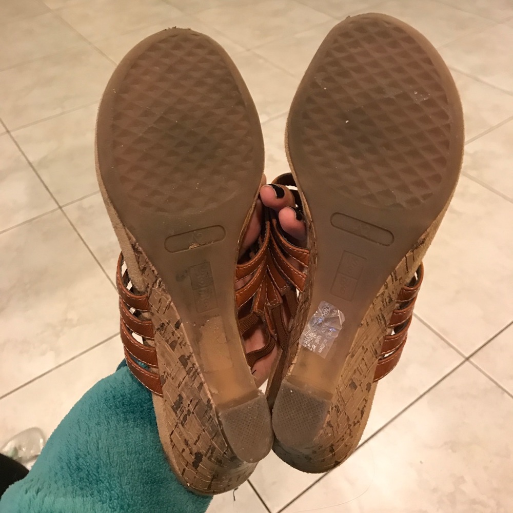 Tan heels - Picture 2 of 2