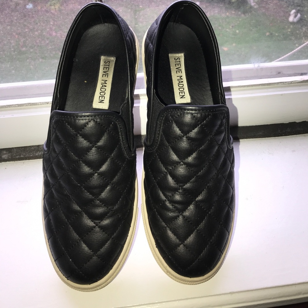 Black quilted sneakers