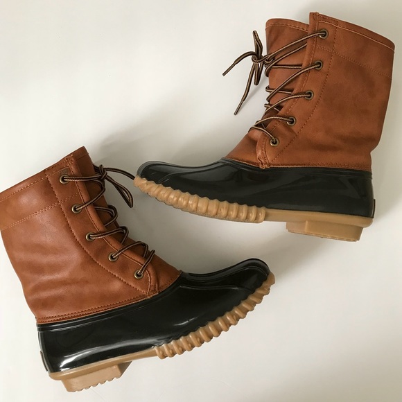 The Original Duck Boot Shoes - The Original Duck Boot Size 7.5M Tan and Brown