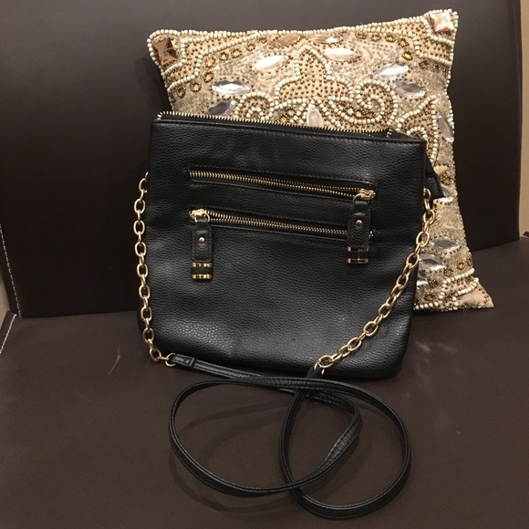 Simple black faux leather purse with gold zips - Picture 2 of 7