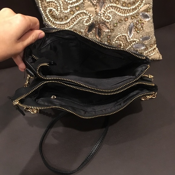 Simple black faux leather purse with gold zips - Picture 4 of 7