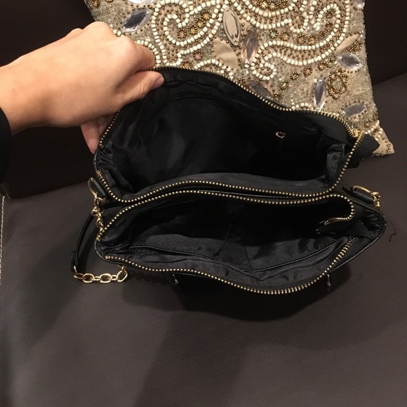 Simple black faux leather purse with gold zips - Picture 5 of 7