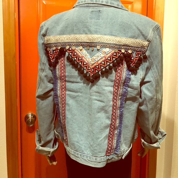 Jackets & Blazers - 😻😻 Gorgeous embroidered jean jacket