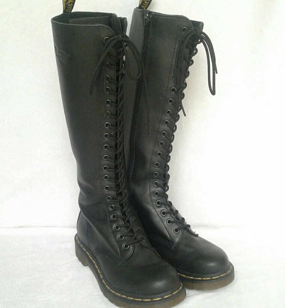 Dr. Martens 20 eye black combat boot size 6