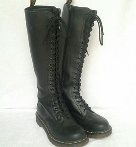 Dr. Martens 20 eye black combat boot size 6
