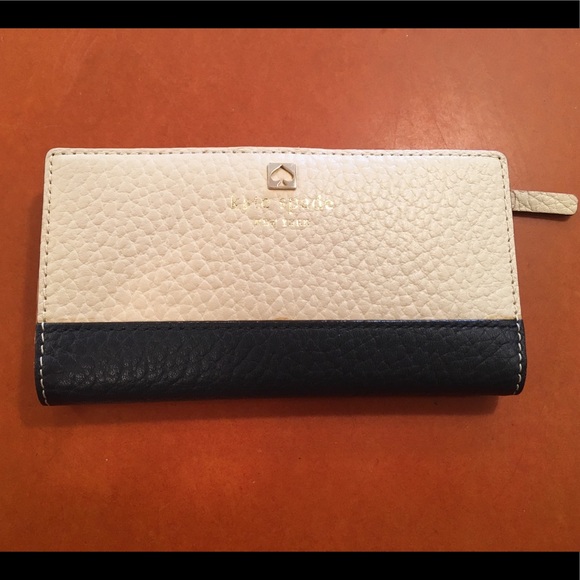 Kate Spade wallet - Picture 1 of 3