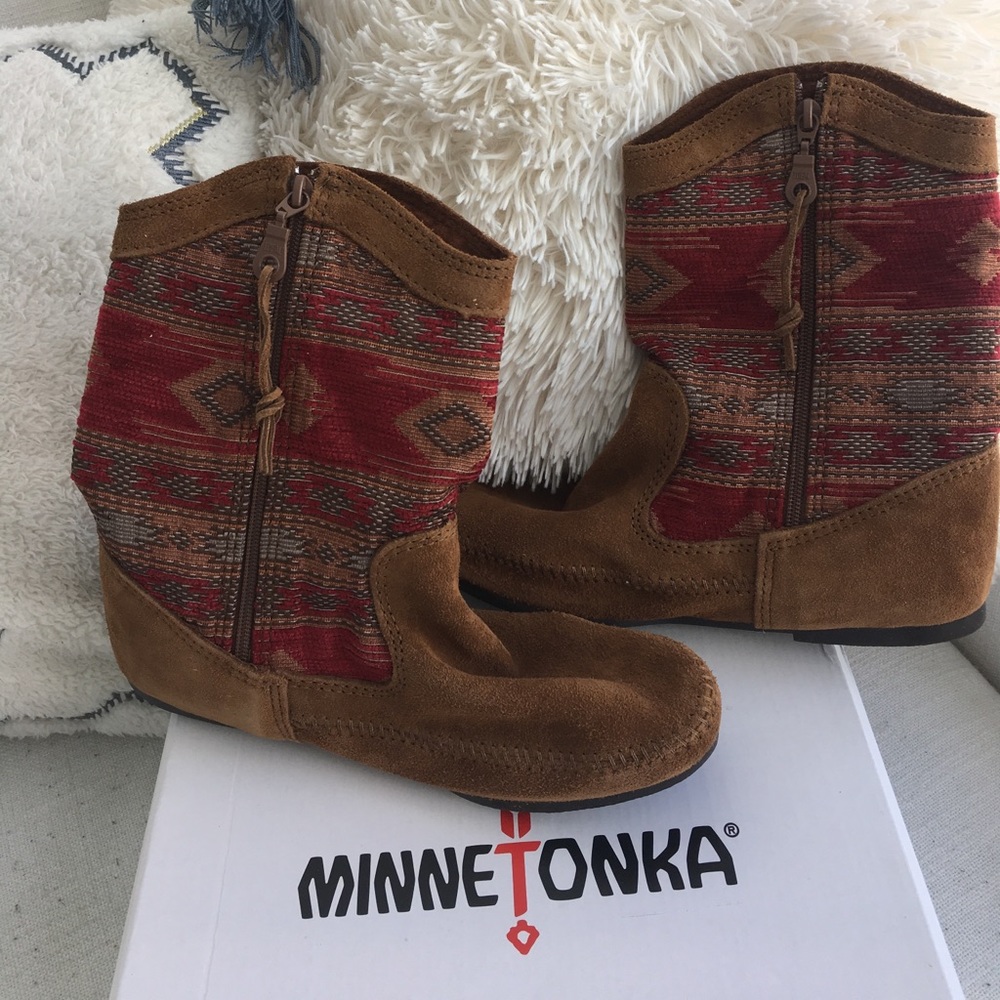 Minnetonka Baja Suede Boots NWOT in Box!!