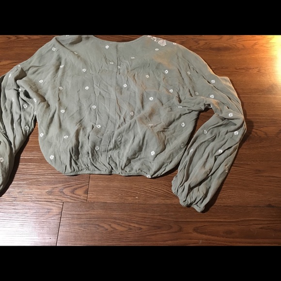 Cute crop top! - Picture 2 of 5