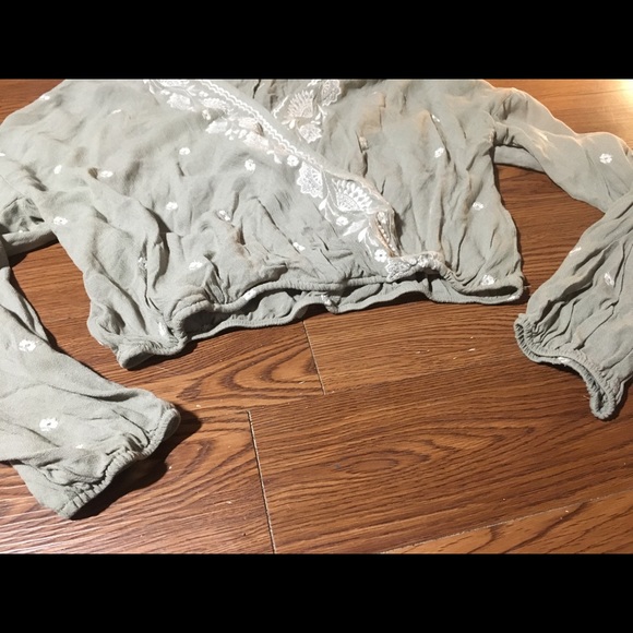 Cute crop top! - Picture 3 of 5