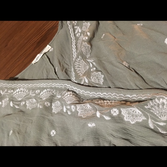 Cute crop top! - Picture 4 of 5