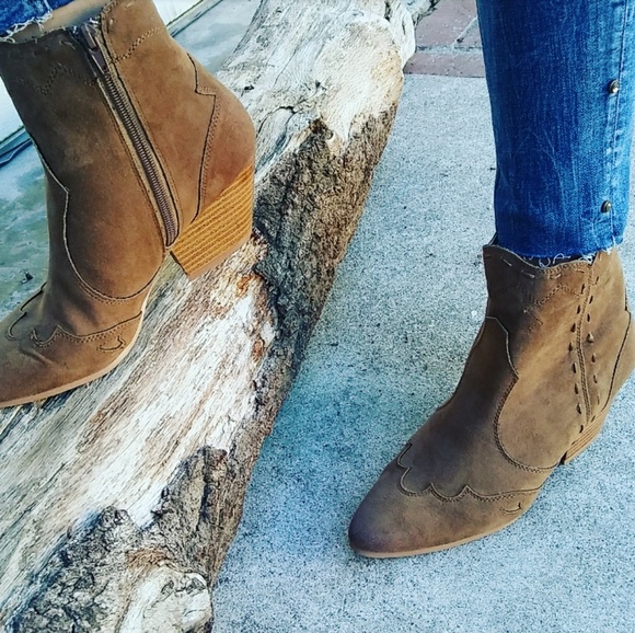 LAST PAIR!! //The Frankie// Taupe Western booties - Picture 4 of 8