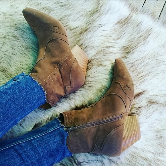 LAST PAIR!! //The Frankie// Taupe Western booties - Picture 6 of 8