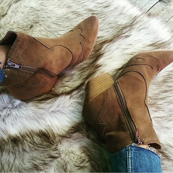 LAST PAIR!! //The Frankie// Taupe Western booties - Picture 7 of 8