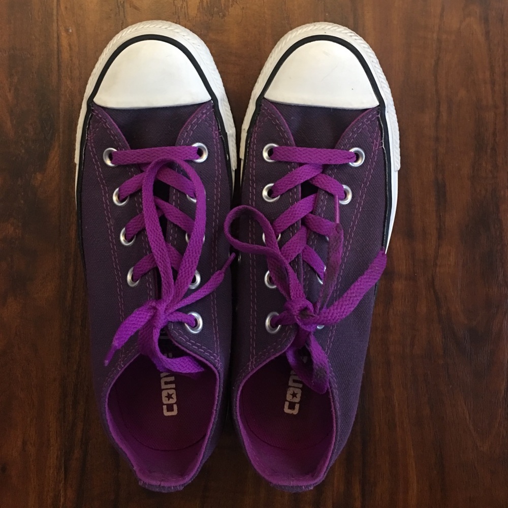 Purple low top converse💜